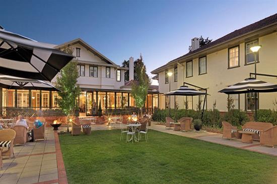 HOTEL-KURRAJONG-1-COURTYARD